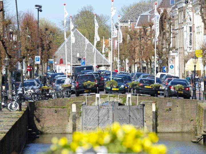 Geparkeerde auto's op de brug in Schoonhoven centrum